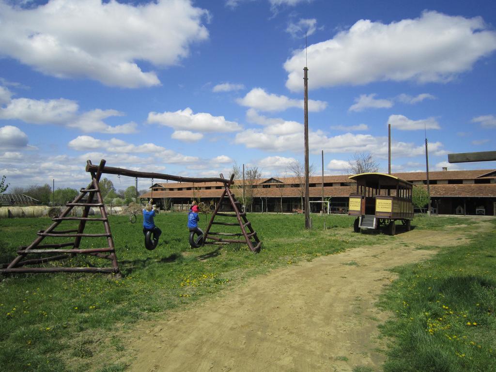 Sóstói Lovaskemping és Turistaház Nyiregyhaza Exterior foto
